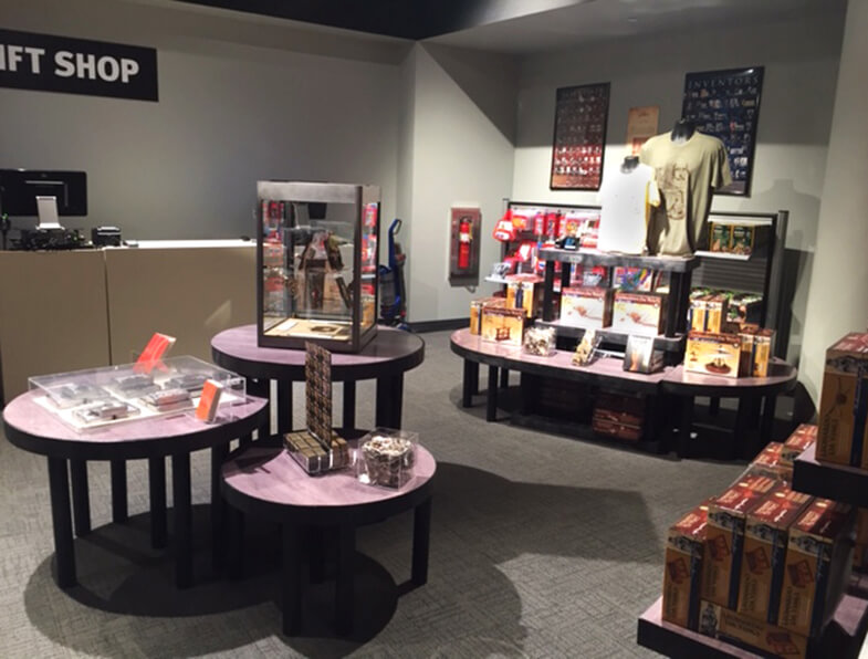 Multiple displays setup with souvenirs