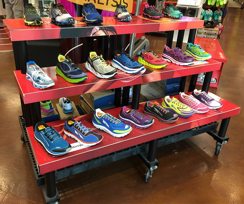 Fit2Run ShoeDisplay on plastic display stands.